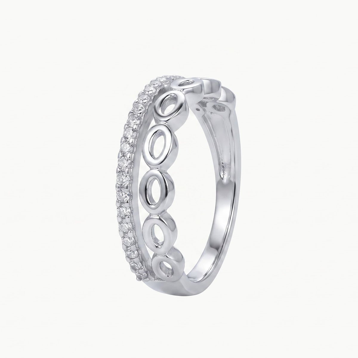 Elegant Silver Oval Link Pavé Ring with Sparkling Stone Band