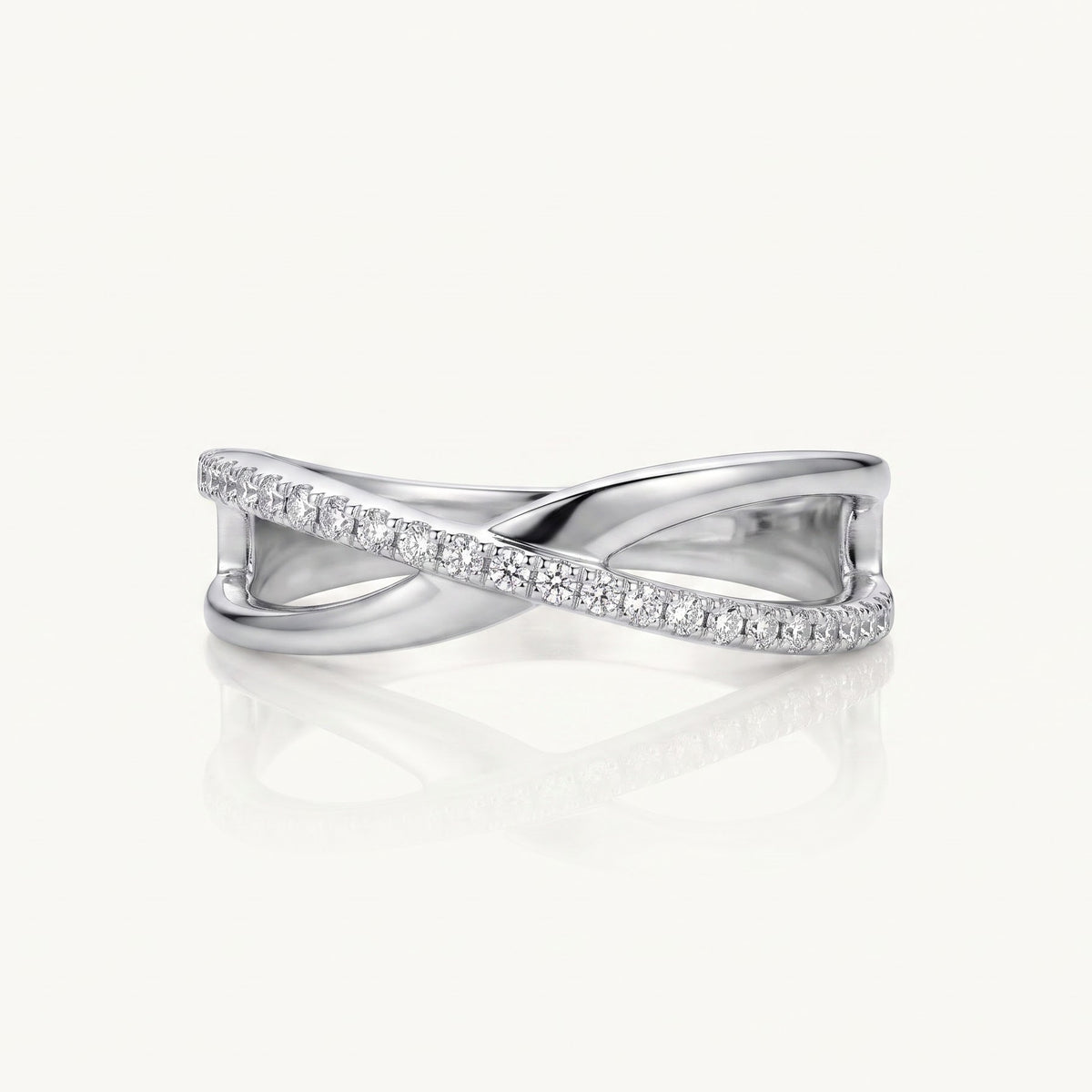 Elegant Silver Crossover Ring with Sparkling Crystal Details
