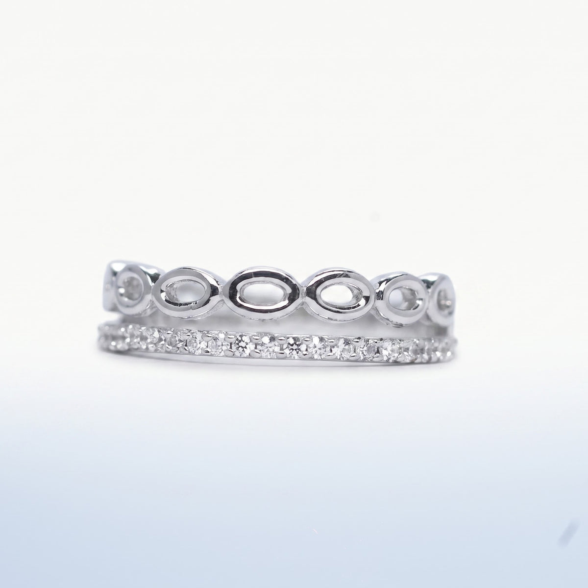 Elegant Silver Oval Link Pavé Ring with Sparkling Stone Band
