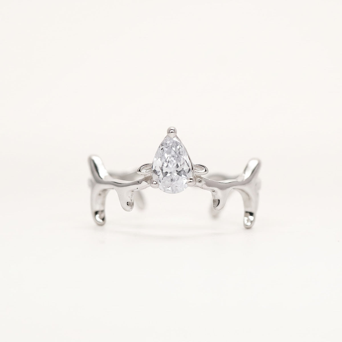 Elegant Silver Antler-Inspired Solitaire Ring with Sparkling Centre Stone