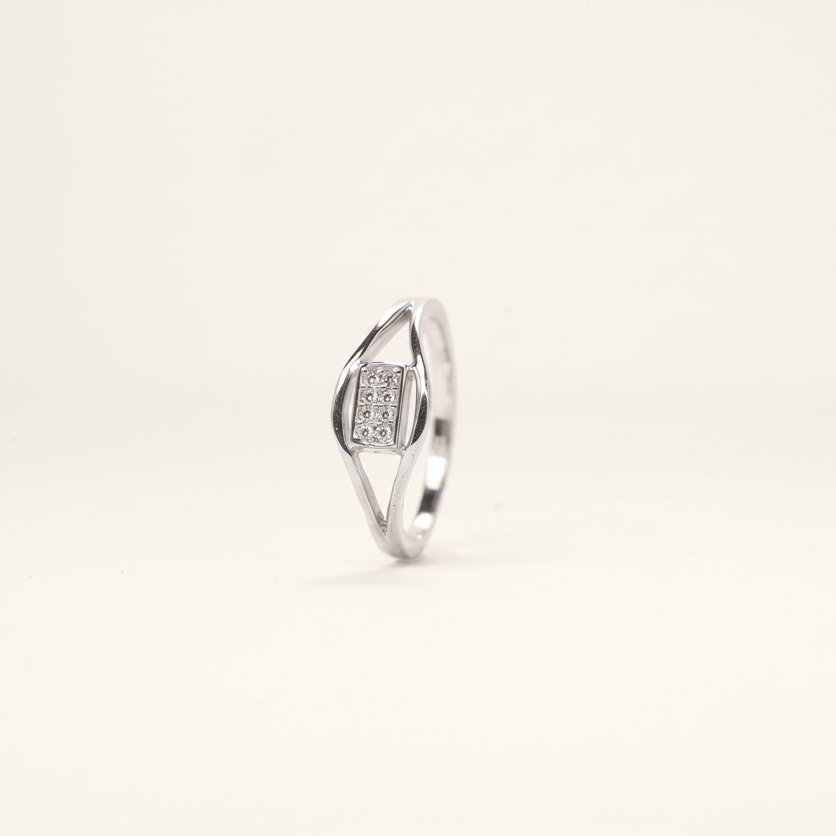 Elegant Oval Crystal Silver Ring with Geometric Openwork Design