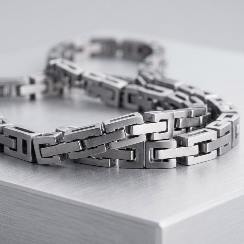 Silver Geometric Link Chain Necklace with Modern Rectangular Design
